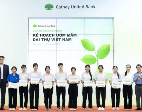 CUBHCM trao học bổng cho học sinh vượt khó tại Đà Nẵng, TP HCM