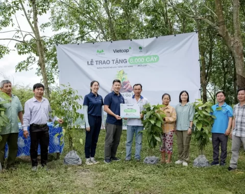 Vietcap kết hợp giao dịch đầu tư với trồng rừng chống lũ